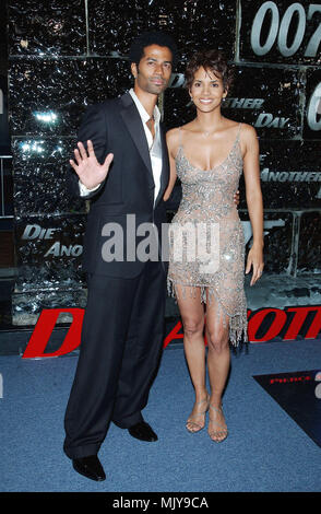 Halle Berry und Ehemann Eric Benet anreisen, bei der Premiere von 'Die Another Day' im Shrine Auditorium in Los Angeles. November 11, 2002. - BenetEric BerryHalle 008.JPG - BerryHalle BenetEric008. JPGBerryHalle BenetEric 008 Veranstaltung in Hollywood Leben - Kalifornien, Red Carpet Event, Vertikal, USA, Filmindustrie, Prominente, Fotografie, Bestof, Kunst, Kultur und Unterhaltung, Topix Celebrities Fashion / vom roten Teppich-, Vertikal, Besten, Hollywood Leben, Event in Hollywood Leben - Kalifornien, Roter Teppich, USA, Filmindustrie, Prominente, Film Stockfoto