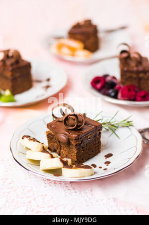Schokolade Kuchen mit Banane auf dem Teller Stockfoto