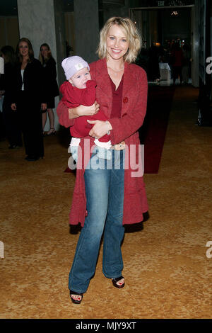 Josie Bisset und Tochter Maya Ankunft auf dem jährlichen Wiegenlieder und Luxus Fashion Show bei der Betreuung von Kindern und Familien mit AIDs im Regent Beverly in Los Angeles zu profitieren. Oktober 13, 2002. - BissetJosie03.JPG - BissetJosie 03. JPGBissetJosie 03 Veranstaltung in Hollywood Leben - Kalifornien, Red Carpet Event, Vertikal, USA, Filmindustrie, Prominente, Fotografie, Bestof, Kunst, Kultur und Unterhaltung, Topix Celebrities Fashion / vom roten Teppich-, Vertikal, Besten, Hollywood Leben, Event in Hollywood Leben - Kalifornien, Roter Teppich, U Stockfoto