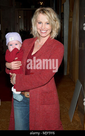 Josie Bisset und Tochter Maya Ankunft auf dem jährlichen Wiegenlieder und Luxus Fashion Show bei der Betreuung von Kindern und Familien mit AIDs im Regent Beverly in Los Angeles zu profitieren. Oktober 13, 2002. - BissetJosie05.JPG - BissetJosie 05. JPGBissetJosie 05 Veranstaltung in Hollywood Leben - Kalifornien, Red Carpet Event, Vertikal, USA, Filmindustrie, Prominente, Fotografie, Bestof, Kunst, Kultur und Unterhaltung, Topix Celebrities Fashion / vom roten Teppich-, Vertikal, Besten, Hollywood Leben, Event in Hollywood Leben - Kalifornien, Roter Teppich, U Stockfoto