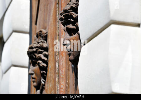 Detail einer Tür geschnitzten Kopf eines Haussmann - Paris - Frankreich Stockfoto