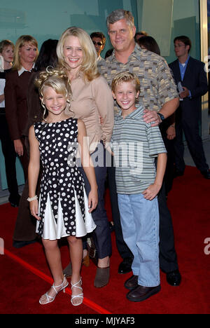 Jenna Boyd mit Vater, Mutter und Bruder Cayden Ankommend an der Kreuzung 'Dickie Roberts: Former Child Star Premiere' an den Cinerama Dome in Los Angeles. September 03, 2003. - BoydJenna Bro Papa Mama 38.JPG-BoydJenna Bro Papa Mama 38. JPGBoydJenna Bro Papa Mama 38 Veranstaltung in Hollywood Leben - Kalifornien, Red Carpet Event, Vertikal, USA, Filmindustrie, Prominente, Fotografie, Bestof, Kunst, Kultur und Unterhaltung, Topix Celebrities Fashion / vom roten Teppich-, Vertikal, Besten, Hollywood Leben, Event in Hollywood Leben - Kalifornien, Roter Teppich, USA, Film Indust Stockfoto