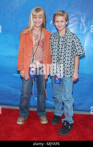 Jenna und Bruder Cayden Boyd anreisen, bei der Premiere von "Treasure Planet" an den Cinerama Dome in Los Angeles. November 17, 2002. - BoydJenna C 54 ayden.JPG-BoydJenna C 54 ayden. JPGBoydJenna C 54 ayden Ereignis in Hollywood Leben - Kalifornien, Red Carpet Event, Vertikal, USA, Filmindustrie, Prominente, Fotografie, Bestof, Kunst, Kultur und Unterhaltung, Topix Celebrities Fashion / vom roten Teppich-, Vertikal, Besten, Hollywood Leben, Event in Hollywood Leben - Kalifornien, Roter Teppich, USA, Film, Stars, Film Stars, TV celebrit Stockfoto