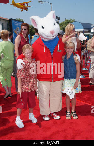 Jenna und Bruder Cayden Boyd anreisen, bei der Premiere von Stuart Little 2 im Westwood Village Theater in Los Angeles. 14. Juli 2002. - BoydJenna Cayden01.JPG - BoydJenna Cayden01. JPGBoydJenna Cayden01 Event in Hollywood Leben - Kalifornien, Red Carpet Event, Vertikal, USA, Filmindustrie, Prominente, Fotografie, Bestof, Kunst, Kultur und Unterhaltung, Topix Celebrities Fashion / vom roten Teppich-, Vertikal, Besten, Hollywood Leben, Event in Hollywood Leben - Kalifornien, Roter Teppich, USA, Film, Stars, Film Stars, TV ce Stockfoto