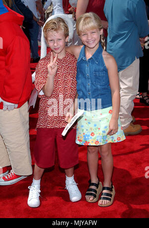 Jenna und Bruder Cayden Boyd anreisen, bei der Premiere von Stuart Little 2 im Westwood Village Theater in Los Angeles. 14. Juli 2002. - BoydJenna Cayden02.JPG - BoydJenna Cayden02. JPGBoydJenna Cayden02 Event in Hollywood Leben - Kalifornien, Red Carpet Event, Vertikal, USA, Filmindustrie, Prominente, Fotografie, Bestof, Kunst, Kultur und Unterhaltung, Topix Celebrities Fashion / vom roten Teppich-, Vertikal, Besten, Hollywood Leben, Event in Hollywood Leben - Kalifornien, Roter Teppich, USA, Film, Stars, Film Stars, TV ce Stockfoto