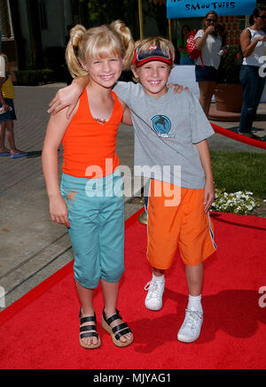 Jenna und Cayden Boyd Ankommend an der Kreuzung 'Hey Arnold! Der Film 'Premiere im Paramount Theater auf der Paramount in Los Angeles. Juni 23, 2002. - BoydJenna Cayden03.JPG - BoydJenna Cayden 03. JPGBoydJenna Cayden03 Event in Hollywood Leben - Kalifornien, Red Carpet Event, Vertikal, USA, Filmindustrie, Prominente, Fotografie, Bestof, Kunst, Kultur und Unterhaltung, Topix Celebrities Fashion / vom roten Teppich-, Vertikal, Besten, Hollywood Leben, Event in Hollywood Leben - Kalifornien, Roter Teppich, USA, Filmindustrie, Prominente, Film Cele Stockfoto