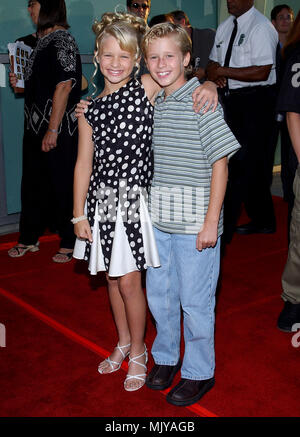 Jenna Boyd und ihr Bruder Cayden Ankommend an der Kreuzung 'Dickie Roberts: Former Child Star Premiere' an den Cinerama Dome in Los Angeles. September 03, 2003. - Cayden BoydJenna 37.JPG - BoydJenna Cayden 37. JPGBoydJenna Cayden 37 Veranstaltung in Hollywood Leben - Kalifornien, Red Carpet Event, Vertikal, USA, Filmindustrie, Prominente, Fotografie, Bestof, Kunst, Kultur und Unterhaltung, Topix Celebrities Fashion / vom roten Teppich-, Vertikal, Besten, Hollywood Leben, Event in Hollywood Leben - Kalifornien, Roter Teppich, USA, Filmindustrie, Prominente, Movie c Stockfoto