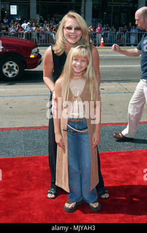 Jenna Boyd und Mama Debbie Ankunft auf dem Spy Kids 2: Die Insel der verlorenen Träume Premiere auf der Chinese Theatre in Los Angeles. Juli 26, 2002. - BoydJenna Debbie07.JPG - BoydJenna Debbie 07. JPGBoydJenna Debbie07 Event in Hollywood Leben - Kalifornien, Red Carpet Event, Vertikal, USA, Filmindustrie, Prominente, Fotografie, Bestof, Kunst, Kultur und Unterhaltung, Topix Celebrities Fashion / vom roten Teppich-, Vertikal, Besten, Hollywood Leben, Event in Hollywood Leben - Kalifornien, Roter Teppich, USA, Film, Stars, Film stars, Stockfoto