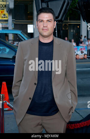 Der Regisseur Ellory Elkayem posiert bei der Premiere von 'Acht Legged Freaks" an der Chinese Theatre in Los Angeles. Juli 16, 2002. - ElkayemEllory 36. jpgElkayemEllory 36 Veranstaltung in Hollywood Leben - Kalifornien, Red Carpet Event, Vertikal, USA, Filmindustrie, Prominente, Fotografie, Bestof, Kunst, Kultur und Unterhaltung, Topix Celebrities Fashion / vom roten Teppich-, eine Person, Vertikal, Besten, Hollywood Leben, Event in Hollywood Leben - Kalifornien, Roter Teppich und backstage, USA, Film, Stars, Film Stars, TV Stars, Musik, Promis, Hg Stockfoto