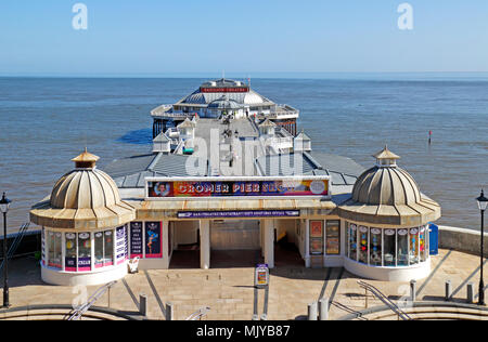 Ein Blick von der Strandpromenade mit Blick auf den Pier in Cromer, Norfolk, England, Vereinigtes Königreich, Europa. Stockfoto