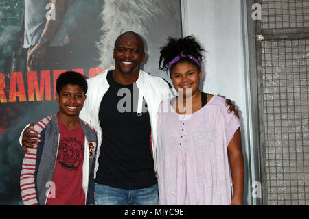 Premiere von 'Rampage', die in den Microsoft Theater - Ankunft mit: Jesaja Crews, Terry Crews, Wynfrey Mannschaften Wo: Los Angeles, Kalifornien, Vereinigte Staaten, wenn: 04 Apr 2018 Credit: Nicky Nelson/WENN.com Stockfoto