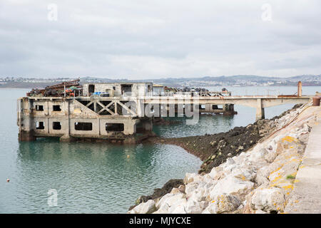 Ein Bild der Jetzt aufgegebenen Öl Steg Brixham Breakwater, Brixham, Devon, England Großbritannien Stockfoto