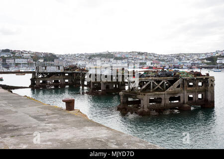 Ein Bild der Jetzt aufgegebenen Öl Steg Brixham Breakwater, Brixham, Devon, England Großbritannien Stockfoto