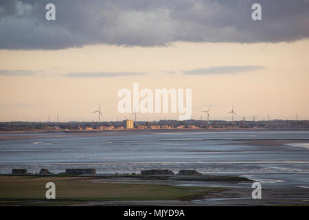 Windkraftanlagen, mit dem Start von Morecambe vor Ihnen mit alten Halden und Salzwiesen im Vordergrund. Lancashire England Großbritannien Stockfoto