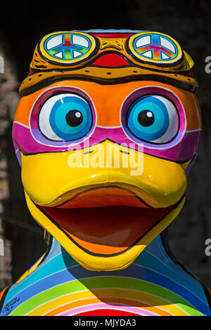 Angesichts der "Frieden Duck' Teil der Let's Go Quackers kunst Installation auf Mai 2018 in Much Wenlock, Shropshire, England. Stockfoto