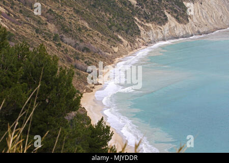 Die Bucht in der Nähe von Cadiz in der Provinz Ancona in Italien von oben um Monte Conero gesehen an einem stürmischen Frühling mit einer rauhen Adria Stockfoto