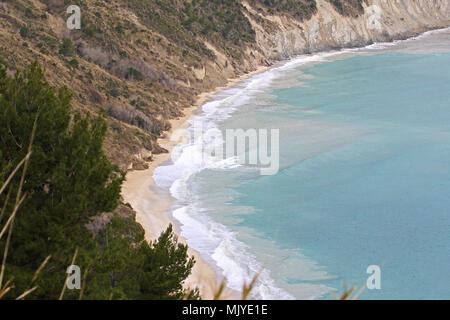 Die Bucht in der Nähe von Cadiz in der Provinz Ancona in Italien von oben um Monte Conero gesehen an einem stürmischen Frühling mit einer rauhen Adria Stockfoto