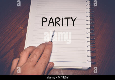 Parität Wort auf weißem Papier Stockfoto