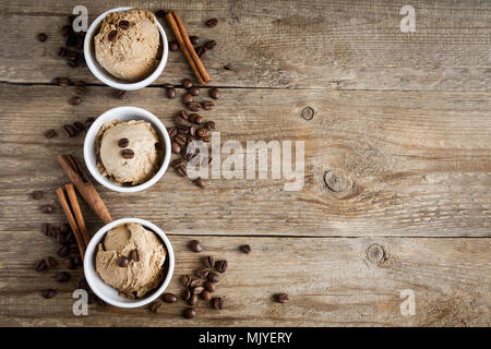 Kaffee Eis auf Holz- Hintergrund. Hausgemachten Kaffee gelato Eis mit Kaffeebohnen - gesunde Sommer vegane Nachspeise. Stockfoto