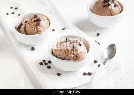 Schokoladeneis auf Holz- Hintergrund. Hausgemachte vegan keto Schokoladeneis mit Schokolade - Gesundes Sommer Nachtisch. Stockfoto