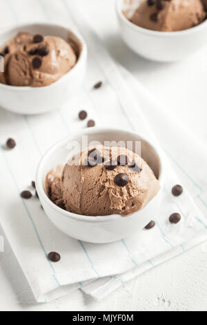Schokoladeneis auf Holz- Hintergrund. Hausgemachte vegan keto Schokoladeneis mit Schokolade - Gesundes Sommer Nachtisch. Stockfoto