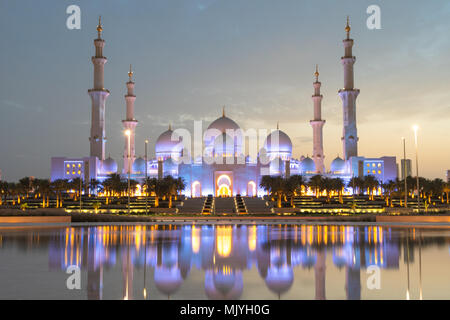 Sheikh Zayed Moschee in Abu Dhabi, Hauptstadt der Vereinigten Arabischen Emirate. Moschee ist von Italienischen weißem Marmor gebaut. Reflexion in See Stockfoto