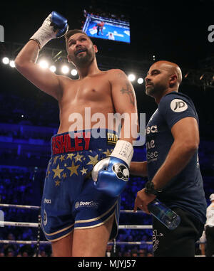 Tony Bellew feiert schlug David Haye im Schwergewicht Wettbewerb mit Trainer Dave Coldwell in der O2 Arena in London. PRESS ASSOCIATION Foto. Bild Datum: Samstag, 5. Mai 2018. Siehe PA Geschichte BOXING London. Photo Credit: Nick Potts/PA-Kabel Stockfoto