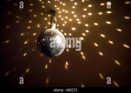 Disco ball Lichter in einer Bar in Brüssel Belgien Stockfoto