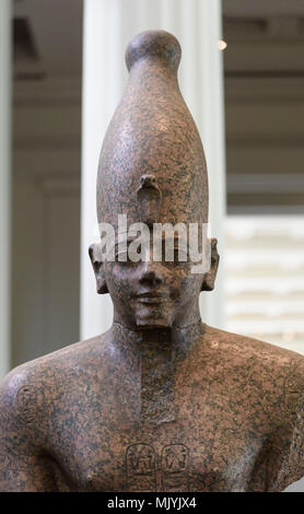 London. England. Statue des ägyptischen Pharaos Thutmosis III. die Rote Krone Unterägyptens (Hedjet) Ca. 1479-1425 v. Chr., Stockfoto