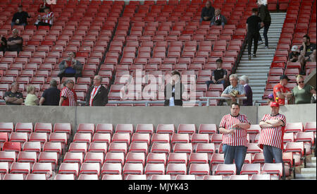 Sunderland Fans auf den Tribünen vor dem Sky Bet Championship Match im Stadion des Lichts, Sunderland. Stockfoto