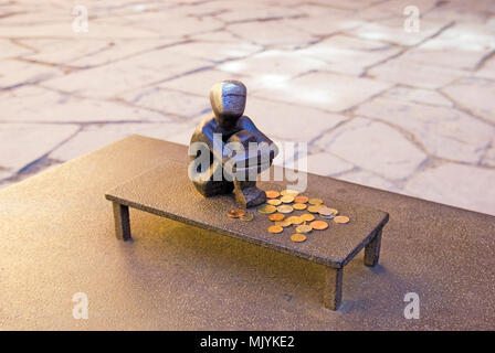 STOCKHOLM, Schweden - 14 April 2010: Bügeleisen Jungen oder Junge auf dem Mond Statue - Die kleinste Skulptur im öffentlichen Raum in Schweden. Gamla Stan (Altstadt) Stockfoto