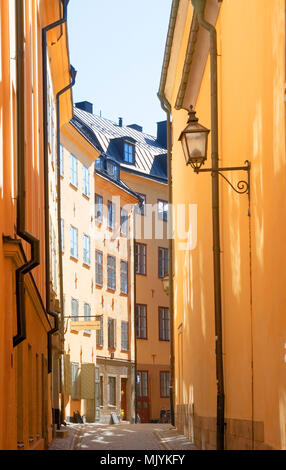 STOCKHOLM, Schweden - 14 April 2010: Die schmale Straße in der Altstadt (Gamla Stan) Stockfoto