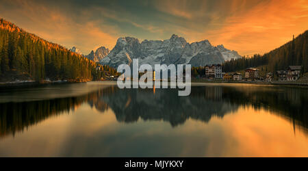 Misurina See ist der größte natürliche See des Cadore und es liegt 1.754 m über dem Meeresspiegel, in der Nähe von Auronzo di Cadore (Belluno). Stockfoto