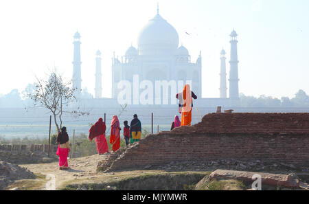 Eine Gruppe von indischen Frauen besuchen Taj Mahal Stockfoto