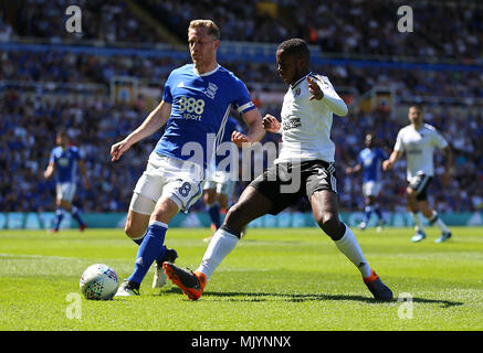 Birmingham City Michael Morrison (links) und Fulham Ryan Sessegnon Kampf um den Ball in den Himmel Wette Championship Match in St. Andrew's, Birmingham. Stockfoto