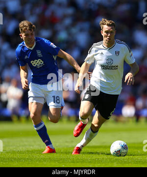 Birmingham City Sam Gallagher (links) und Fuham von Kevin McDonald Kampf um den Ball in den Himmel Wette Championship Match in St. Andrew's, Birmingham. Stockfoto