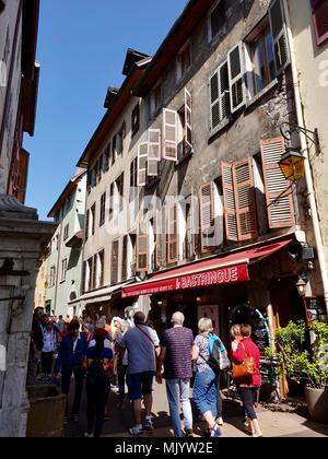 Masse der Touristen Einkaufen in den engen Gassen der Altstadt, mAnnecy, Frankreich Stockfoto