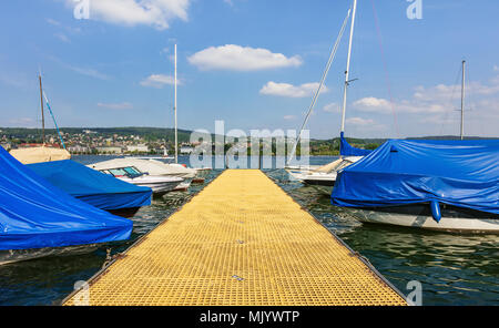 Boote an einer Pier am Zürichsee in der Schweiz, die Aussicht von der Stadt Zürich Anfang Mai. Stockfoto