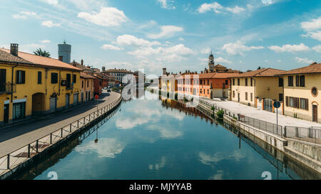 Stadtbild von Gaggiano, nur außerhalb von Mailand. Bunte Häuser im Kanal Naviglio Grande Wasserstraße widerspiegelt Stockfoto