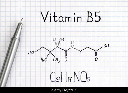 Die chemische Formel von Vitamin B5 und Stift. Close-up. Stockfoto