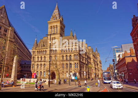 Rathaus von Manchester Richtung Osten verlassen und das ehrenmal an der Princess Street im Stadtzentrum von Manchester, Greater Manchester, England, UK. Stockfoto