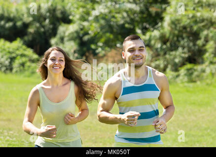 Zwei positive Läufer in einem Sommer Park an einem sonnigen Tag Stockfoto