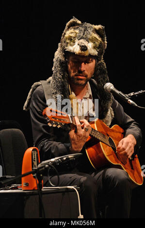 Gruff Rhys durchführen Sol unter Mareel in der Shetland Inseln. Früher bei der Walisischen band die Super Furry Animals. Er ist Musiker, Komponist und Produzent Stockfoto