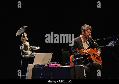 Gruff Rhys durchführen Sol unter Mareel in der Shetland Inseln. Früher bei der Walisischen band die Super Furry Animals. Er ist Musiker, Komponist und Produzent Stockfoto