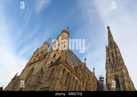 St Stephen Cathedral (Stephansdom) am Stephansplatz, die größte Kathedrale und das wichtigste religiöse Gebäude in Wien, Österreich, über blauer Taghimmel Stockfoto