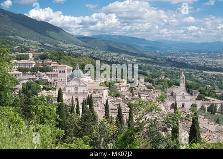 Der Blick auf Assisi, Italien, von Rocca Maggiore, einem wunderschönen mittelalterlichen Hügel schloss. Stockfoto