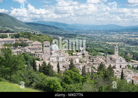 Der Blick auf Assisi, Italien, von Rocca Maggiore, einem wunderschönen mittelalterlichen Hügel schloss. Stockfoto