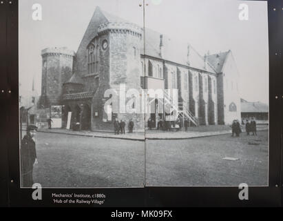 Öffentliche Anzeige von alten historischen Bildern über die Gwr arbeitet, Swindon, Wiltshire, England, UK Äußere der Mechanik ' Institut 1880s Stockfoto