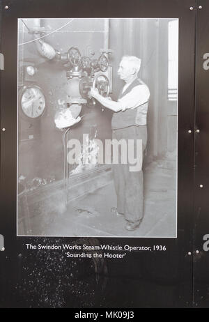 Öffentliche Anzeige von alten historischen Bildern über die Gwr arbeitet, Swindon, Wiltshire, England, UK Dampfpfeife der Sounding die Hooter' Stockfoto