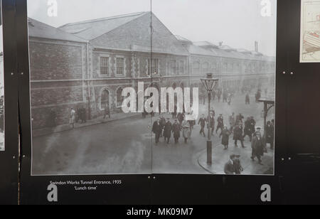 Öffentliche Anzeige von alten historischen Bildern über die Gwr arbeitet, Swindon, Wiltshire, England, UK-Werke tunnel Eingang 1935 zur Mittagszeit Stockfoto